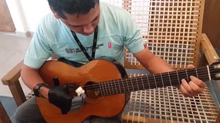 Elías Benítez toca la guitarra con una prótesis hecha en una impresora 3D.