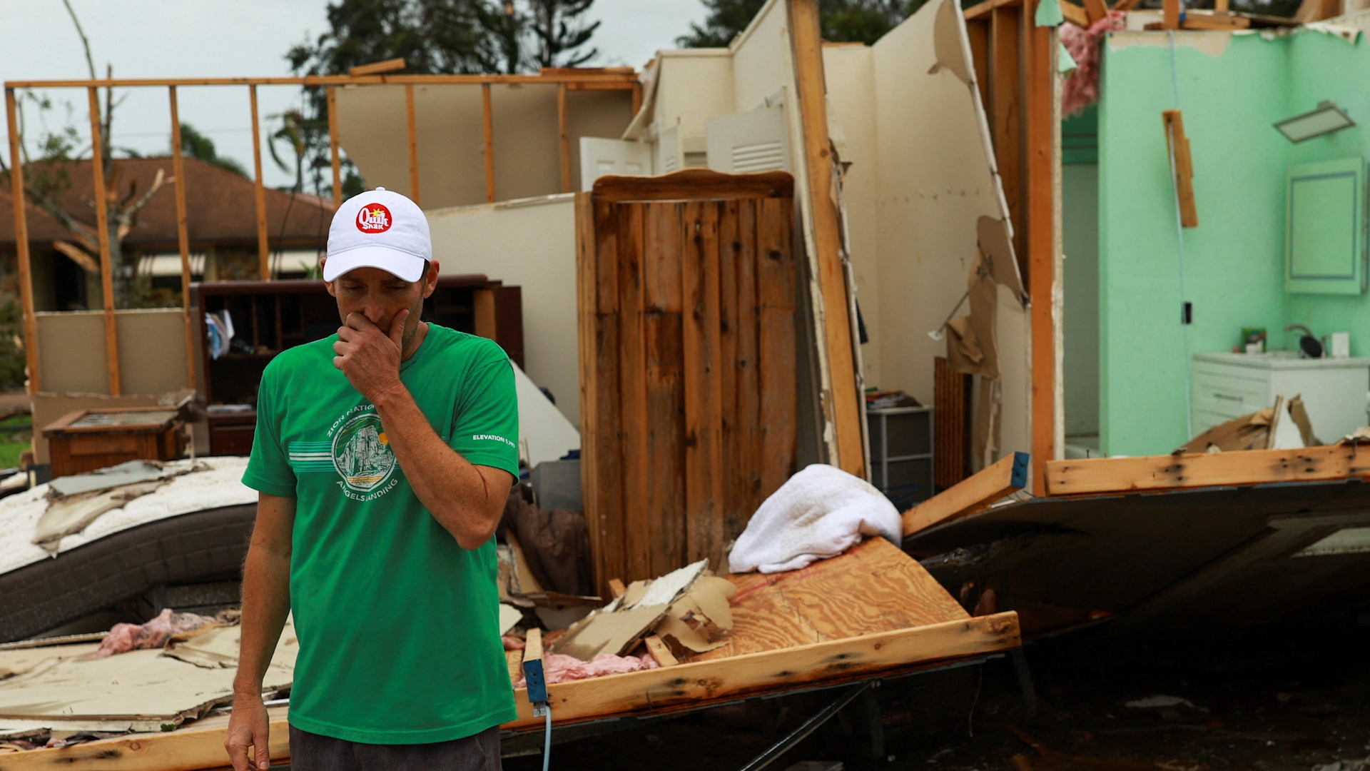 Los residentes de Florida limpian los destrozos del Huracán Milton