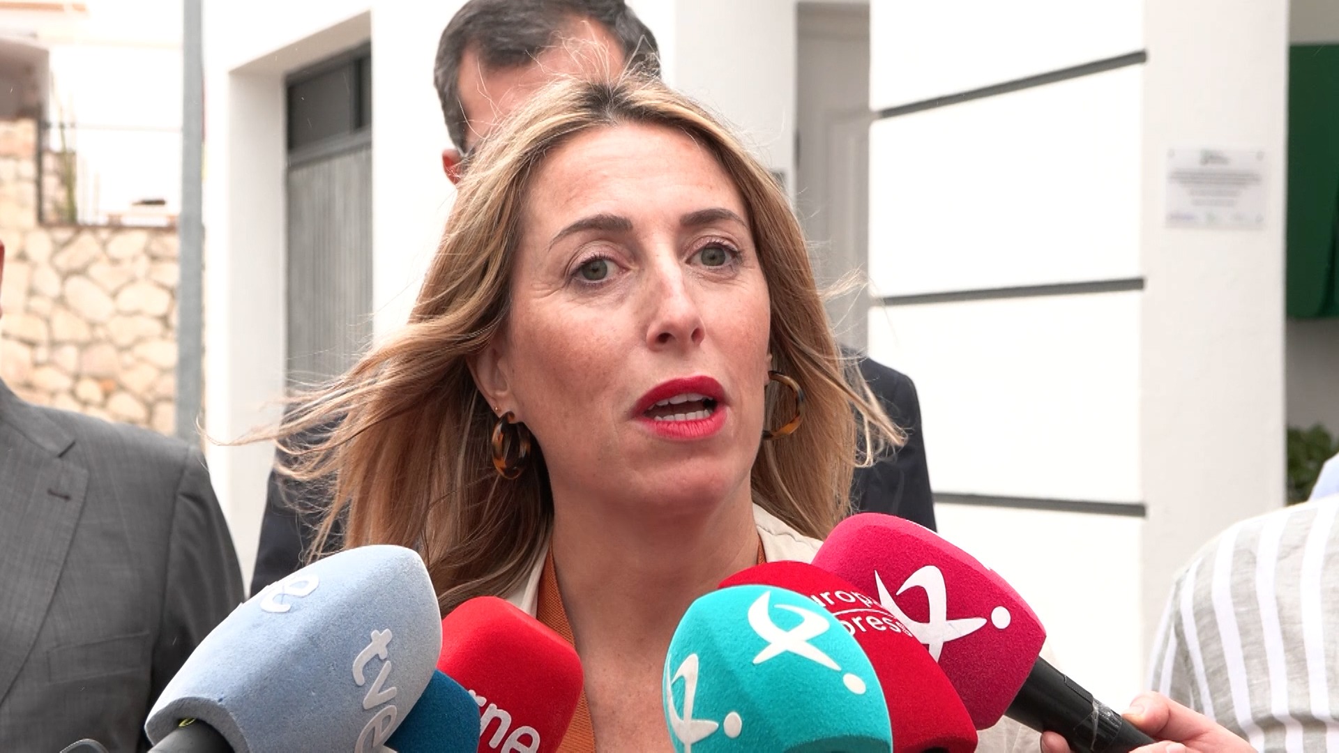 Guardiola, presidenta de la Junta de Extremadura, pide a Abascal que "piense en los extremeños"