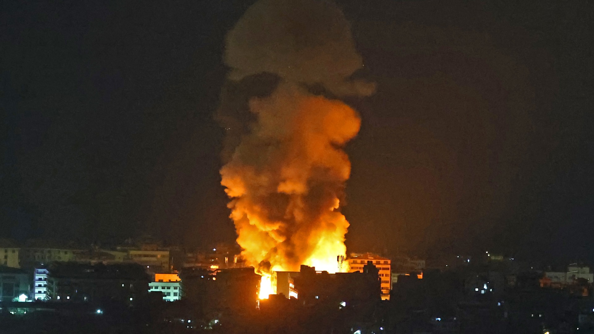 Los aviones de evacuación aterrizan en Beirut en medio de los bombardeos