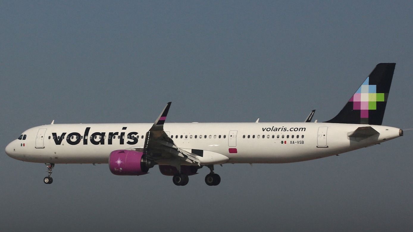 Los pasajeros de Volaris relatan como impidieron a un hombre desviar el vuelo donde viajaban