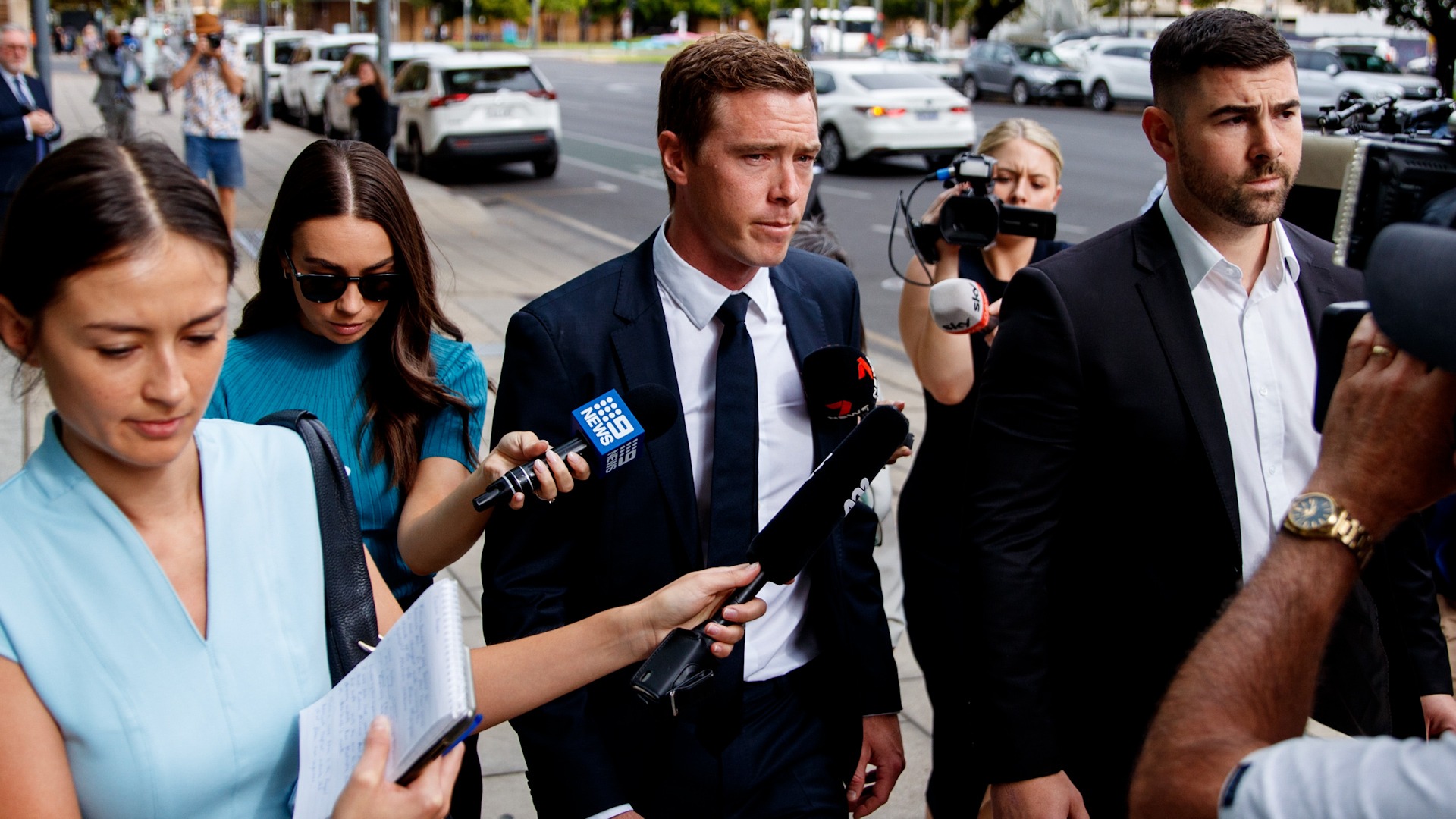 El ciclista Rohan Dennis entrando a los tribunales de Adelaide