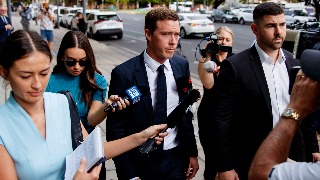 El ciclista Rohan Dennis entrando a los tribunales de Adelaide
