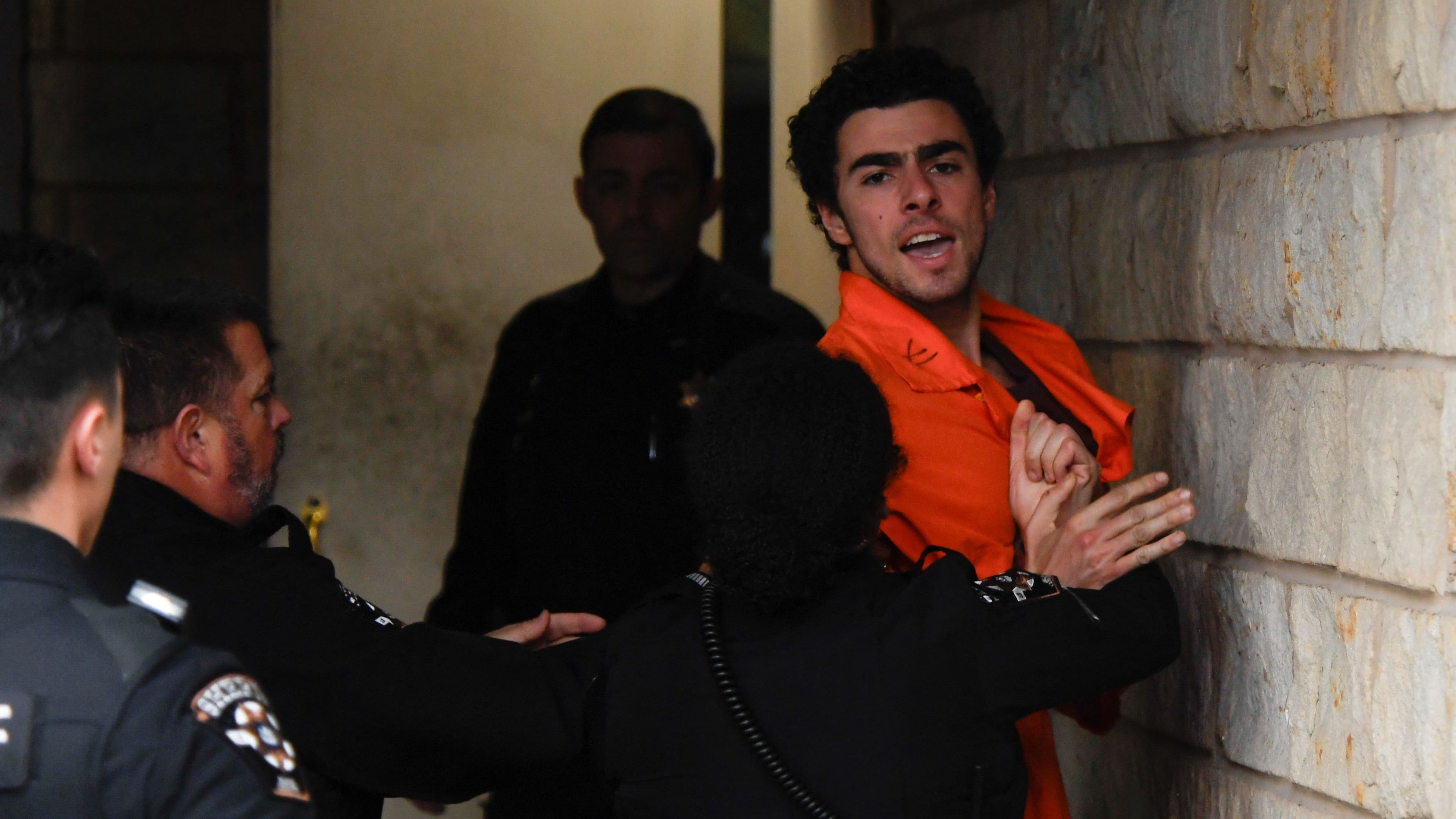 Luigi Mangione se muestra desafiante en su llegada al juzgado, acusado por el asesinato del CEO de UnitedHealth