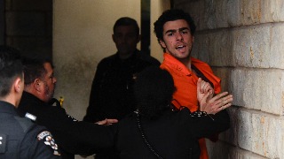 Luigi Mangione se muestra desafiante en su llegada al juzgado, acusado por el asesinato del CEO de UnitedHealth