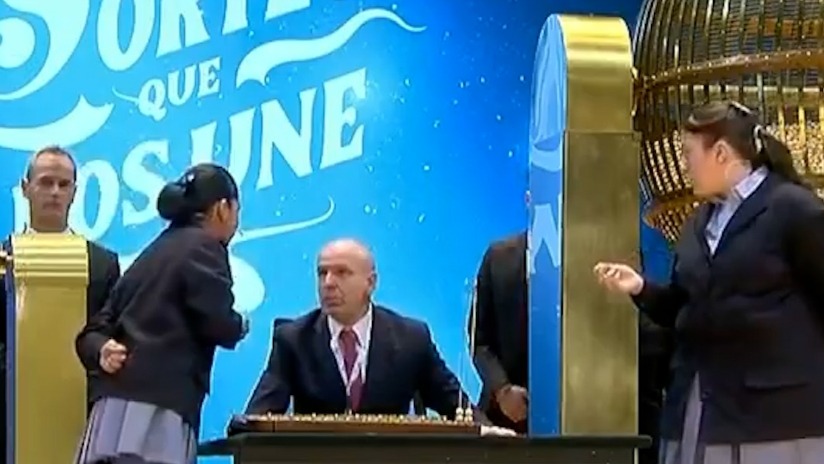 El momento en que una niña canta el gordo por segunda vez