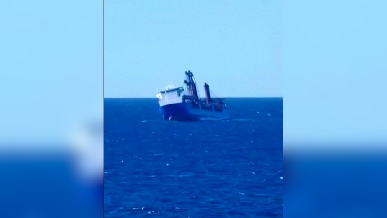 Dos desaparecidos al hundirse un carguero ruso frente a las costas españolas