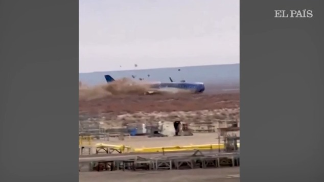 El momento que el avión de Azerbaijan Airlines se estrella contra el suelo