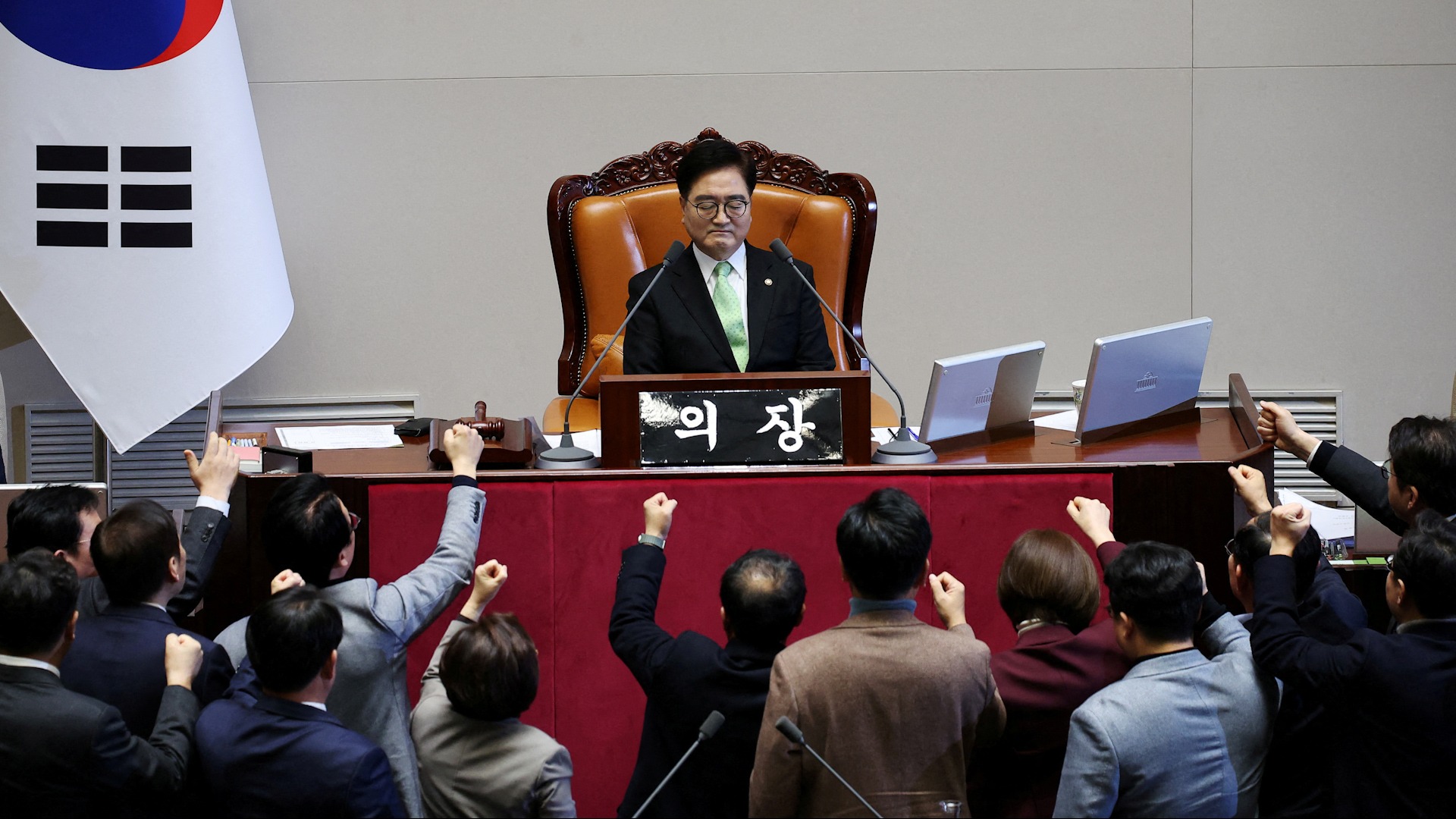 Legisladores del gobernante de Corea del Sur protestan contra durante la votación de destitución del presidente en funciones