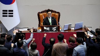Legisladores del gobernante de Corea del Sur protestan contra durante la votación de destitución del presidente en funciones