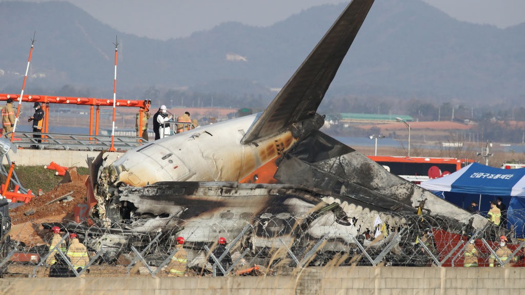 Un avión con 181 pasajeros a bordo se estrella en Corea del Sur