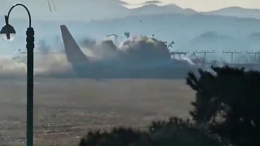 Momento en el que el avión de Jeju Air se estrella en Corea del Sur