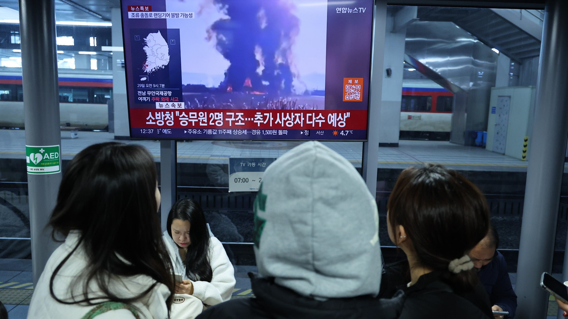 Los familiares de los pasajeros esperan noticias mientras se confirman los nombres de los fallecidos