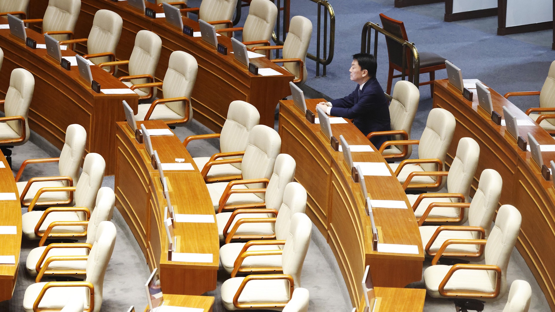 Los miembros del partido del presidente abandonan el hemiciclo durante la votación de la moción