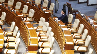 Los miembros del partido del presidente abandonan el hemiciclo durante la votación de la moción