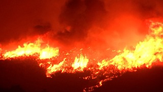Aparece un nuevo incendio en California y 'Hughes' avanza