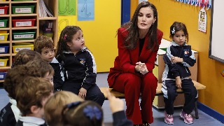 La reina Letizia visita un colegio con un plan pionero en educación socio-emocional