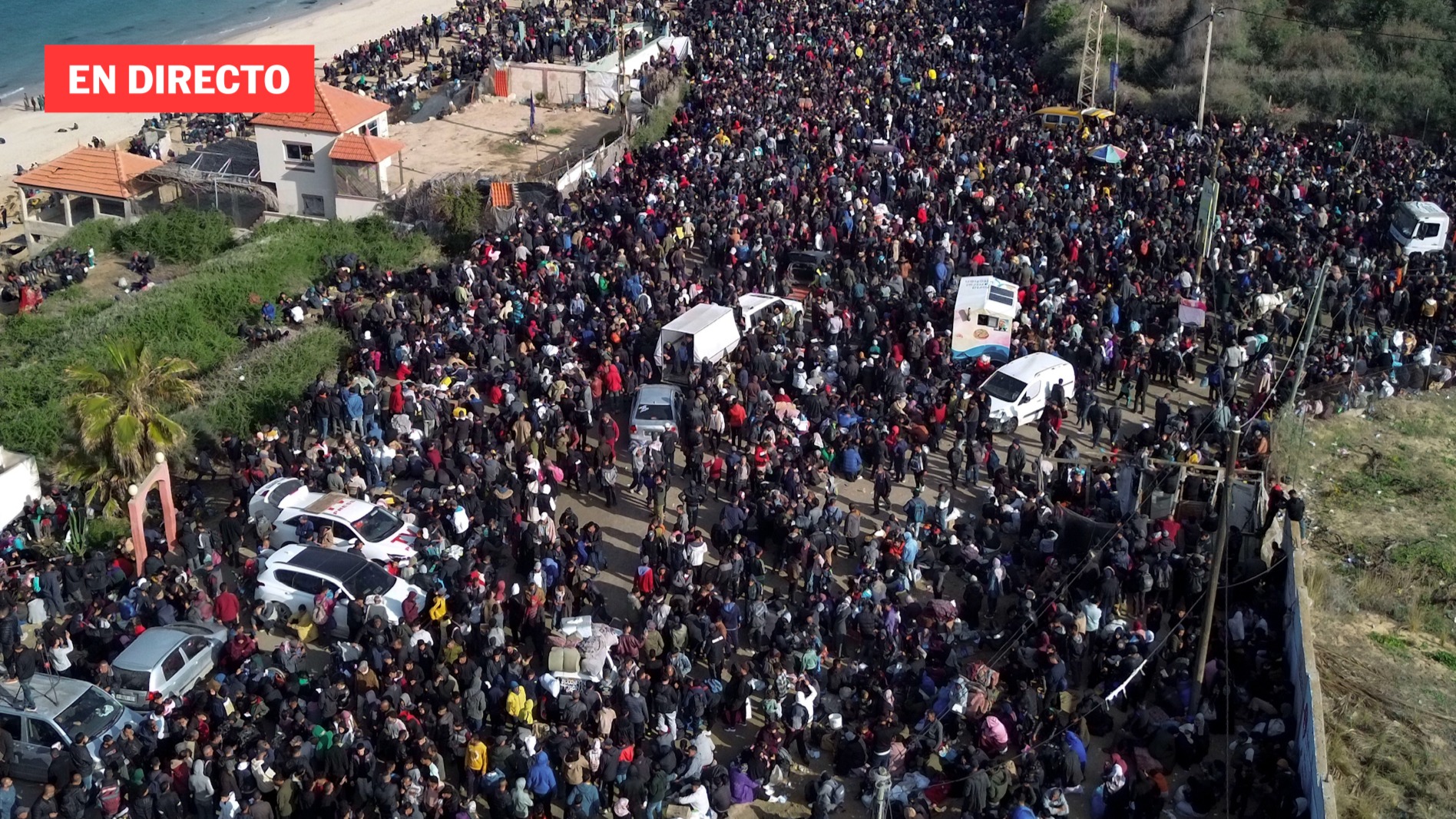 Palestinos desplazados esperan para regresar a sus hogares en el norte de Gaza, en directo