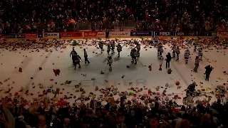 La tradicional lluvia de osos de peluche en un partido del hockey en Pensilvania