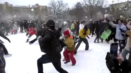 Batalla campal nocturna de bolas de nieve en Washington