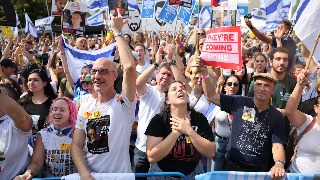 Civiles israelíes celebran la liberación de todos los rehenes de Gaza