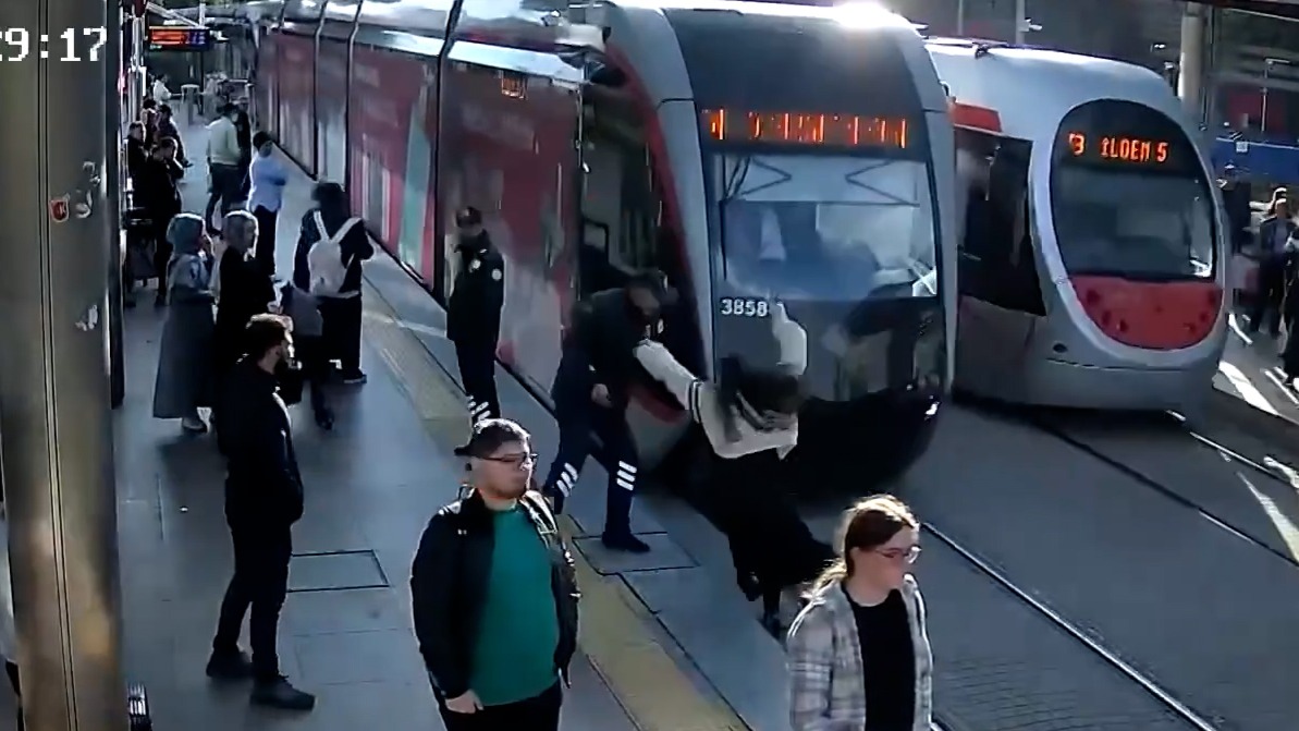 Un guardia de seguridad evita el atropello de una mujer por un tranvía en Turquía
