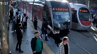 Un guardia de seguridad evita el atropello de una mujer por un tranvía en Turquía