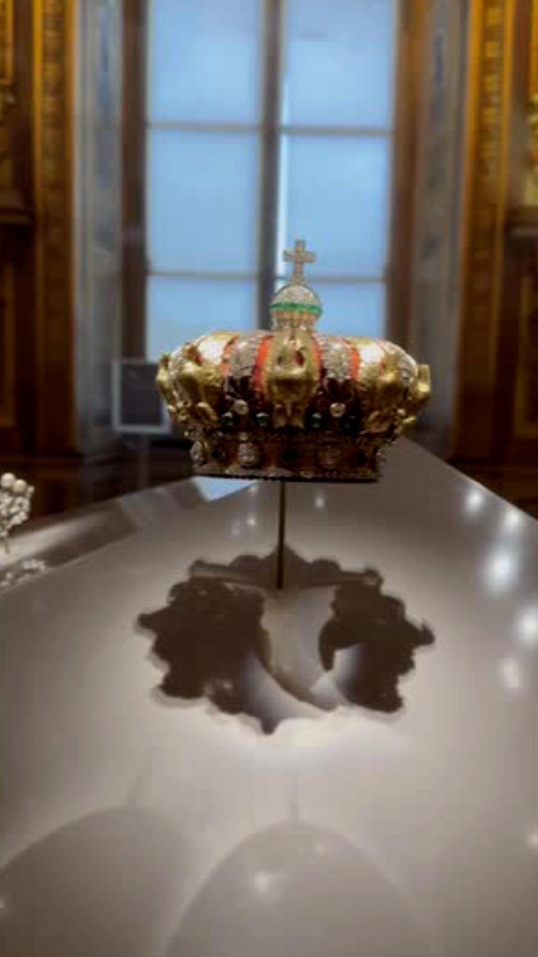 Las imágenes grabadas por un turista en 2024 que muestran algunas de las joyas robadas este domingo en el Louvre