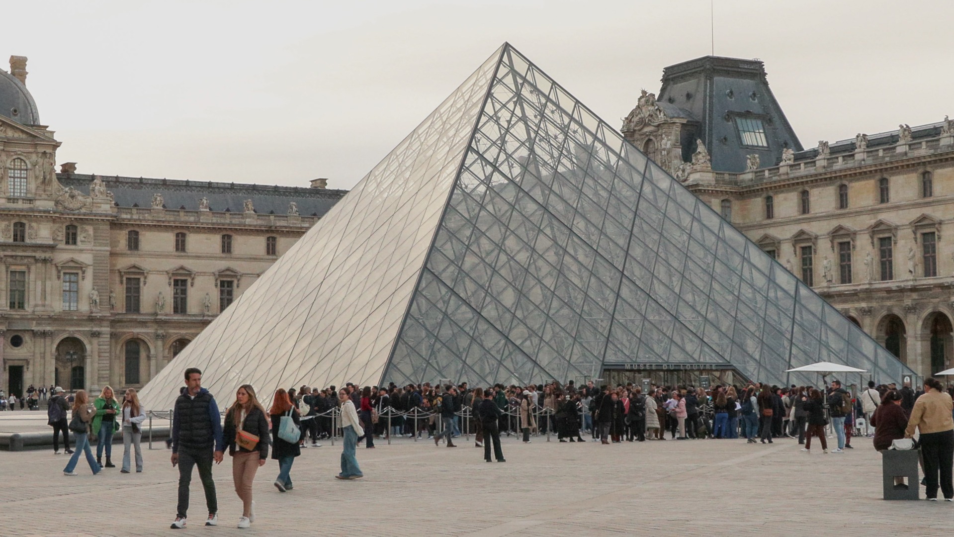 El Museo del Louvre reabre tres días después del robo de las joyas de la Corona Francesa