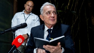 Álvaro Uribe celebra la decisión del Tribunal