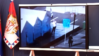 El presidente de Serbia culpa a la oposición del tiroteo contra un hombre frente al Parlamento