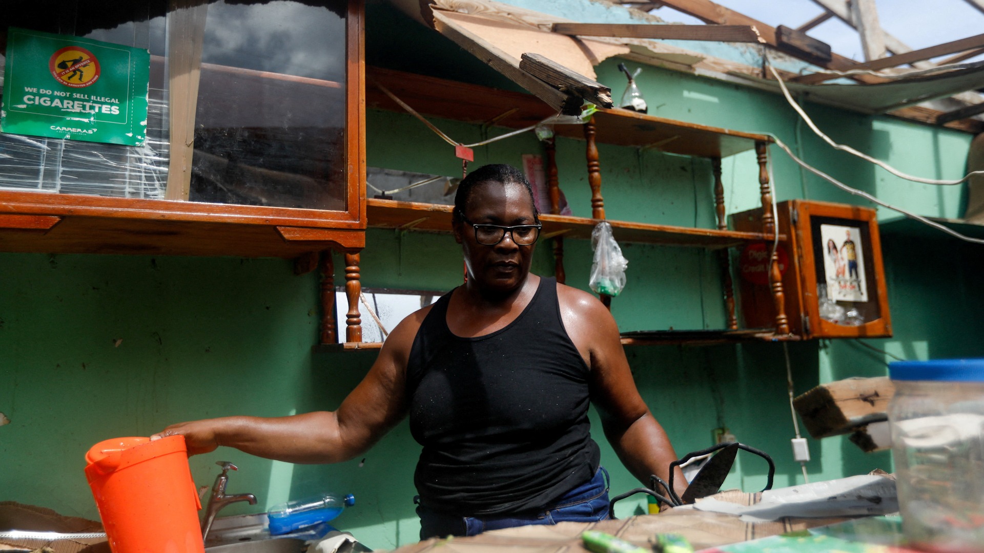 Jamaicanos calculan las pérdidas tras el huracán Melissa