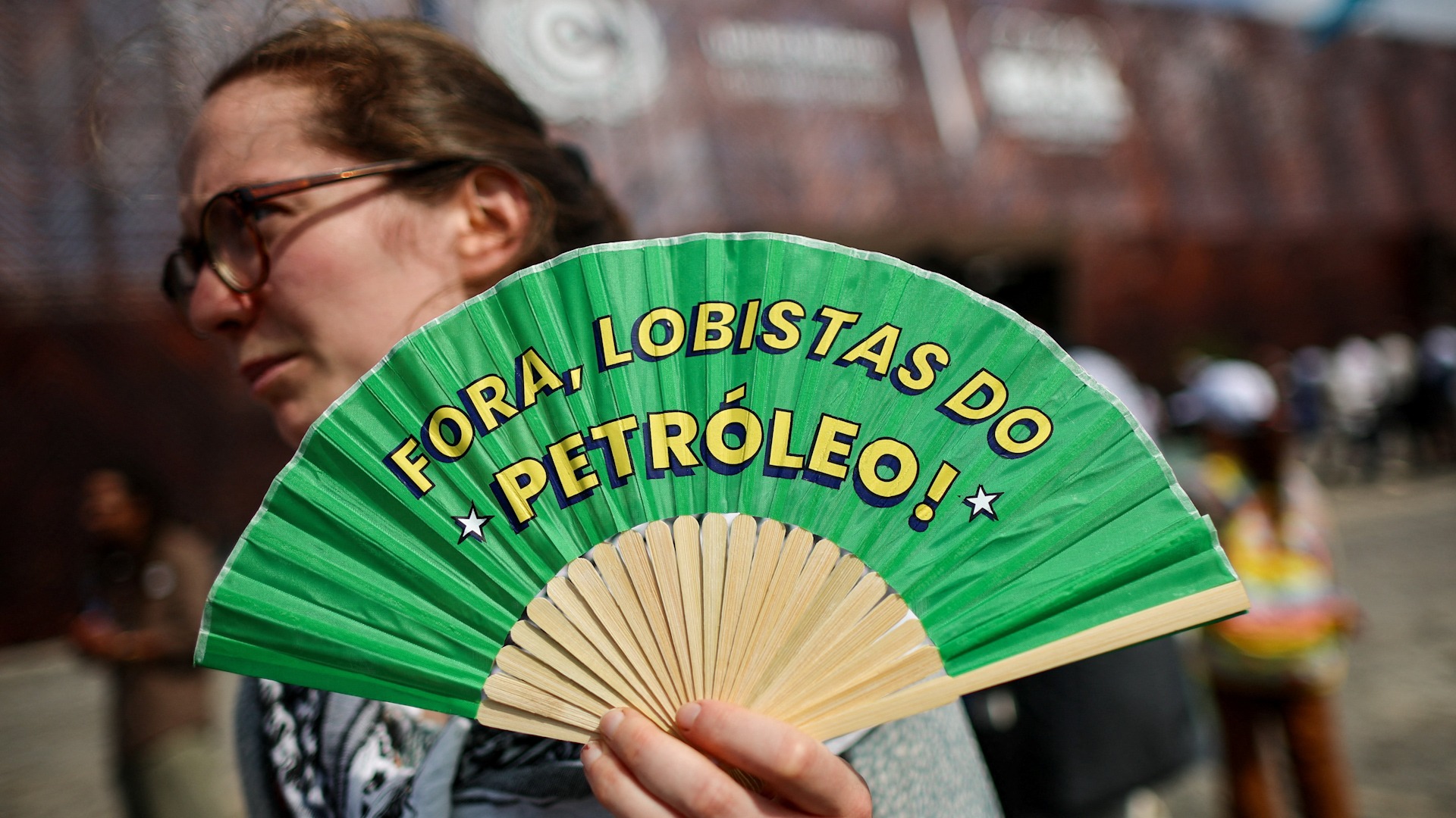 Activistas climáticos protestan durante la COP30