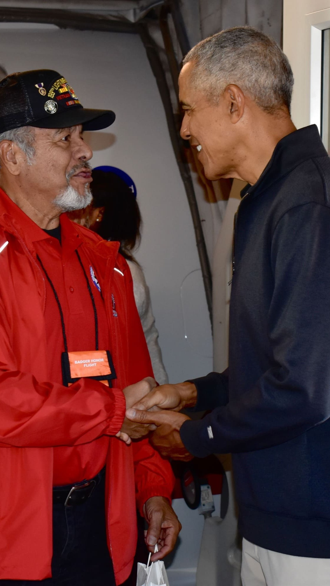 Barack Obama sorprende a un vuelo de veteranos