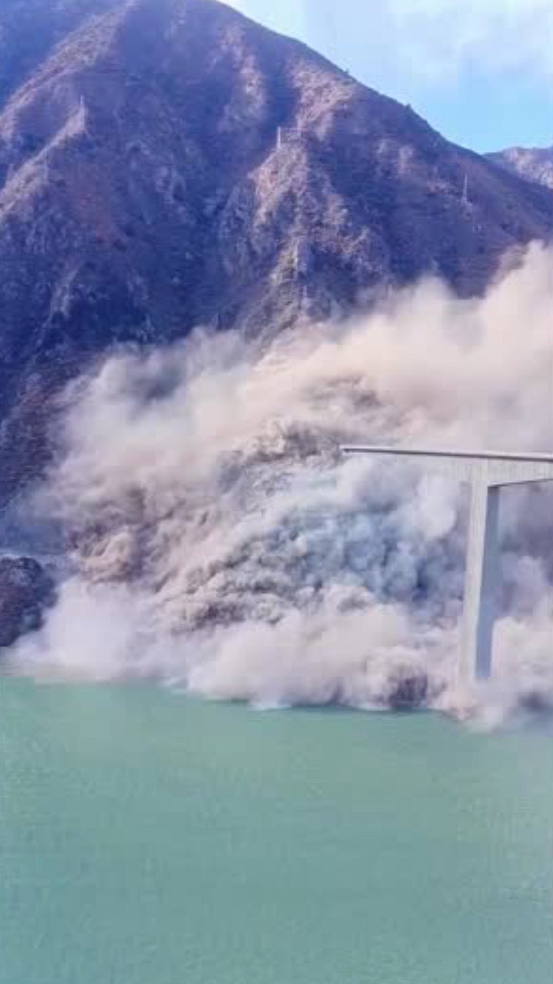 Parte de un puente se derrumba en China