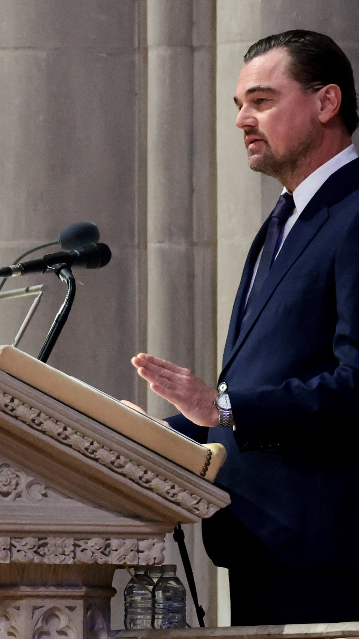 Leonardo DiCaprio en el memorial de Jane Goodall