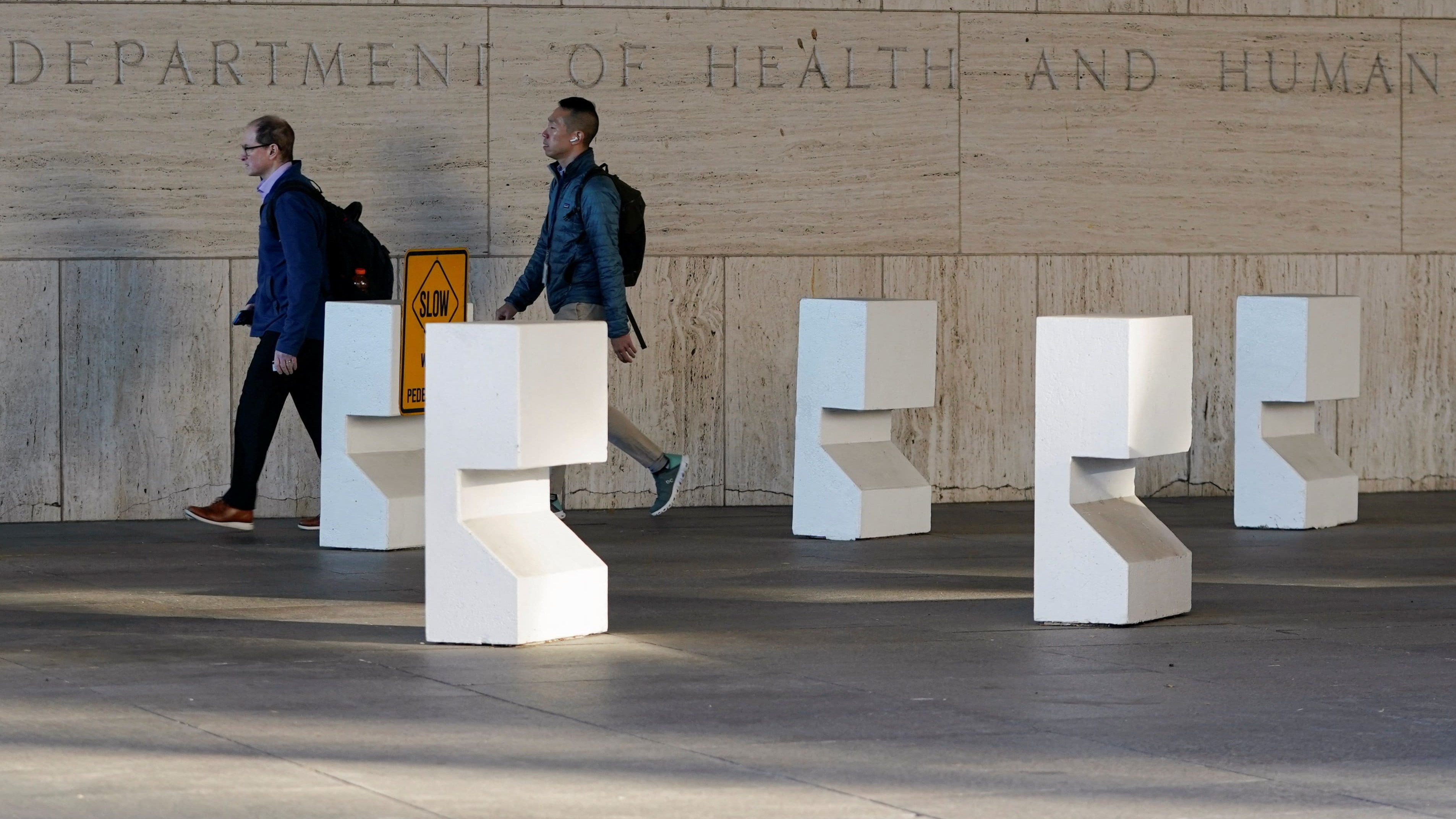 Trabajadores regresan a sus actividades tras cierre de gobierno