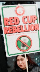 Trabajadores de Starbucks protestan en el Red Cup Day