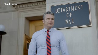 Hegseth sustituye la placa del Departamento de Defensa por el de Guerra