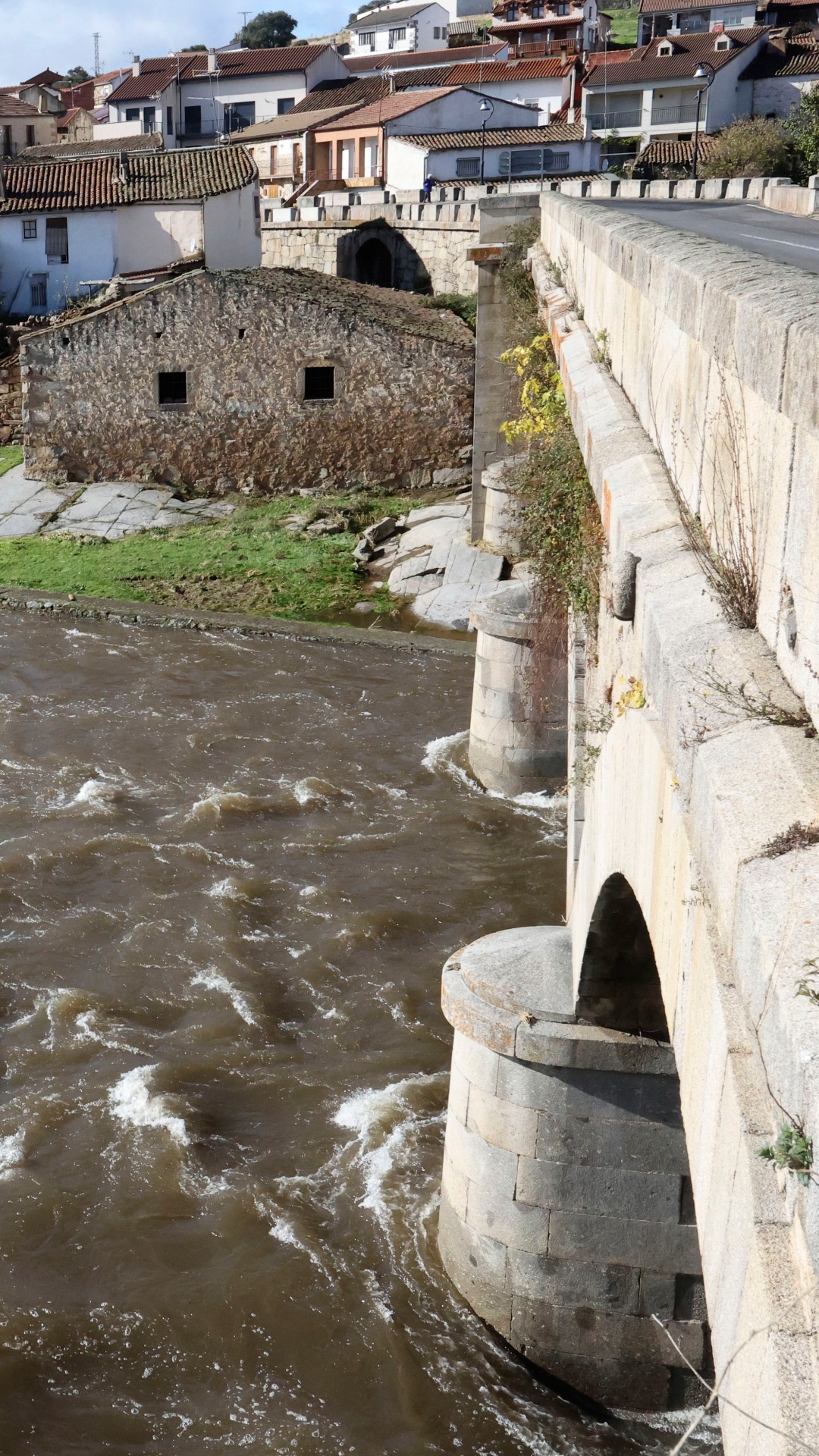 El río Tormes se desborda en plena alerta roja por la borrasca Claudia