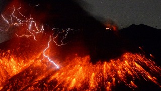 El volcán Sakurajima, en Japón, entra en erupción y provoca la cancelación de decenas de vuelos