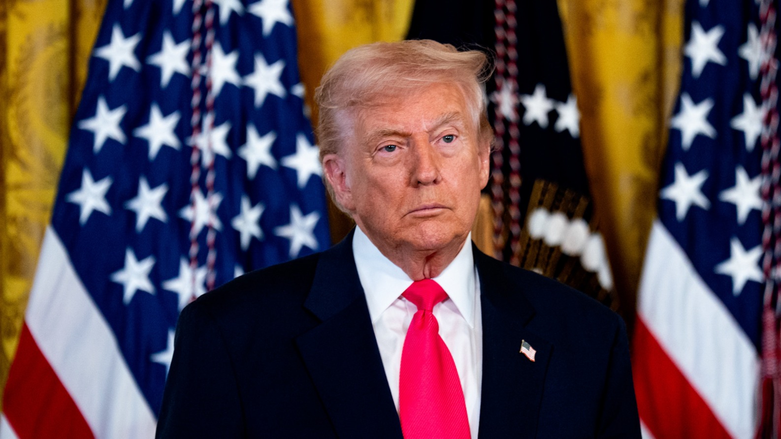 Trump firma sin testigos la ley para liberar los papeles de Epstein