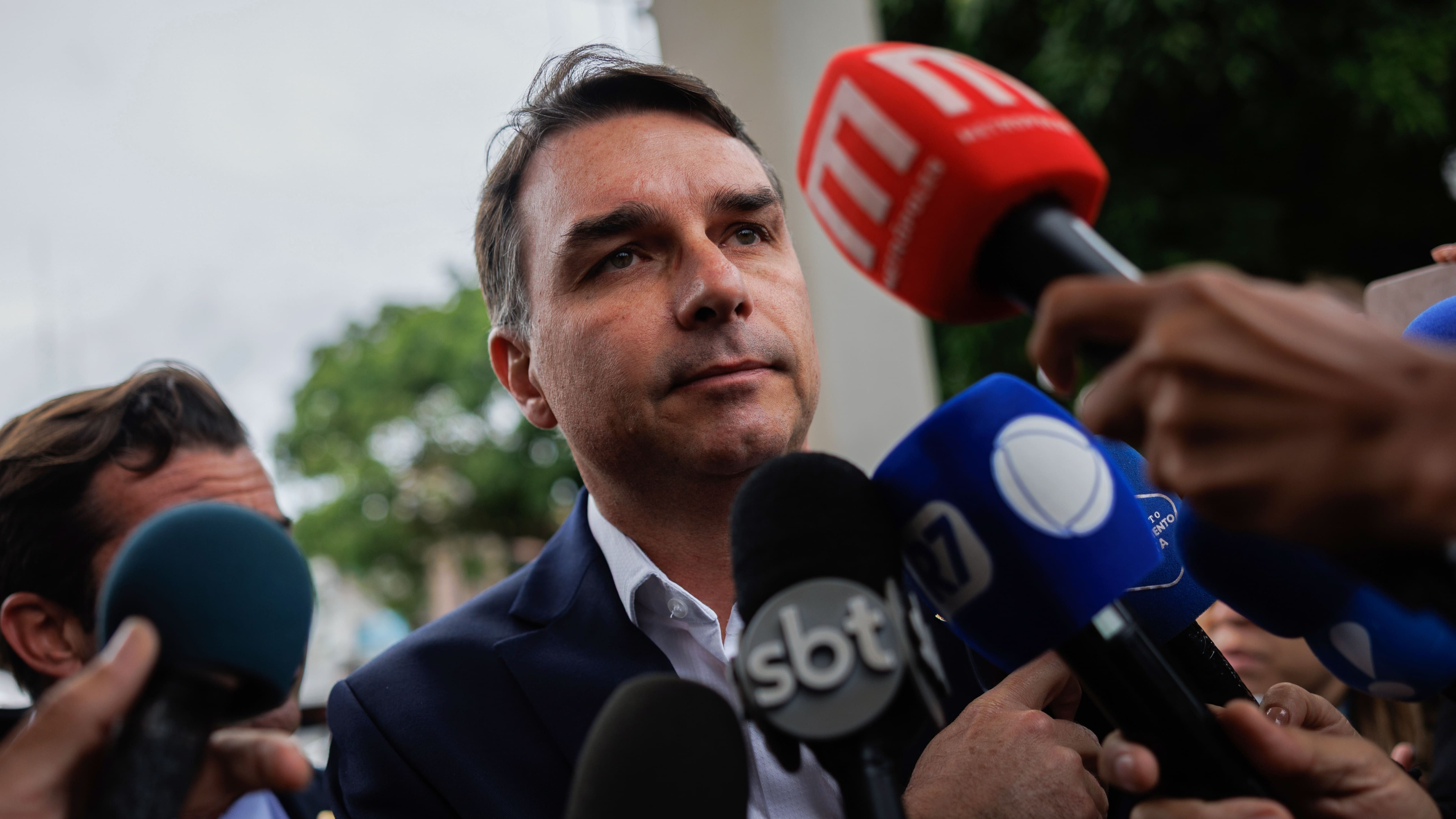 Hijos de Bolsonaro visitan al expresidente