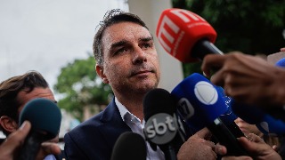 Hijos de Bolsonaro visitan al expresidente