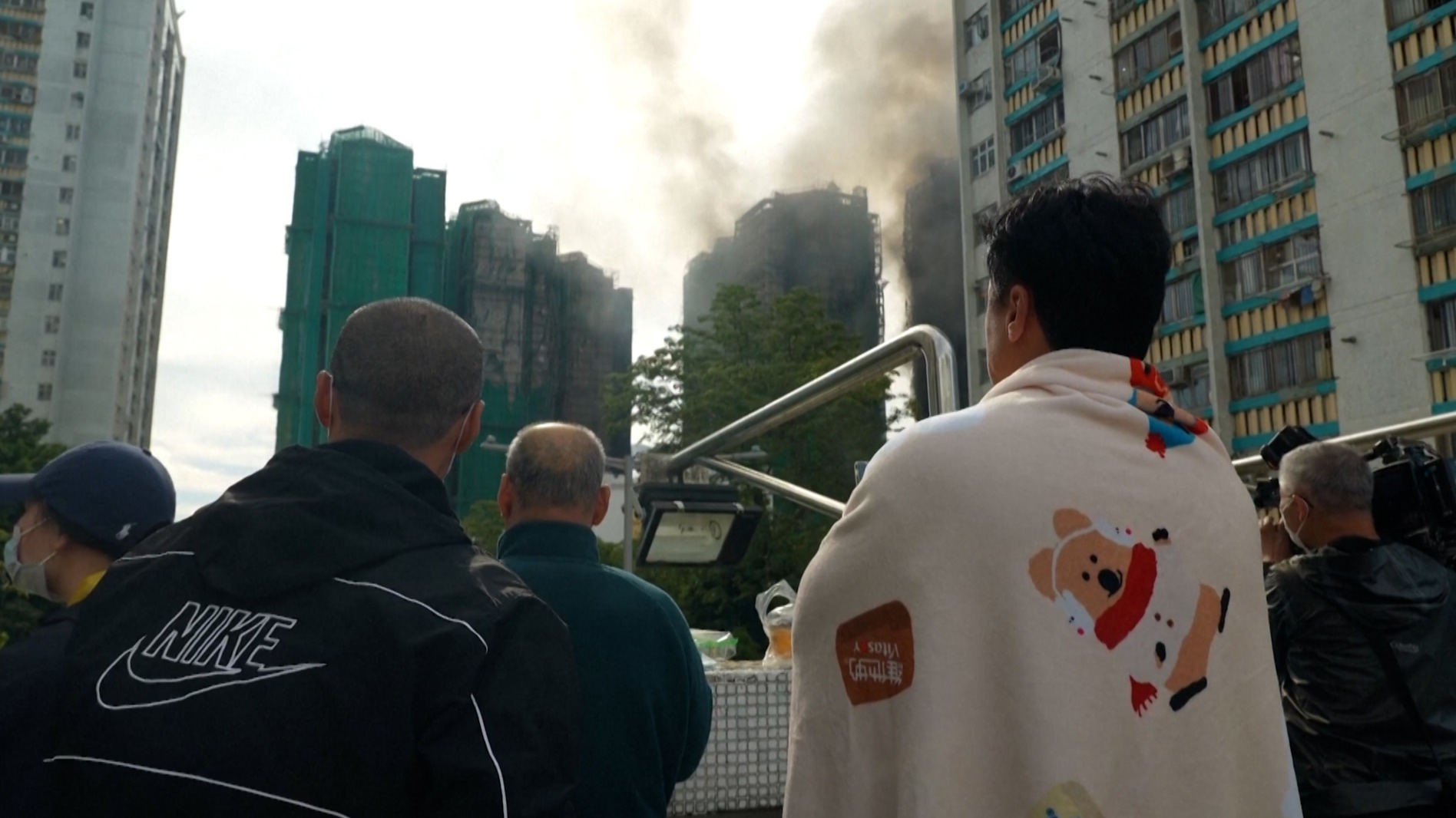 Los equipos de emergencias buscan contra reloj a centenares de desaparecidos en el incendio de Hong Kong