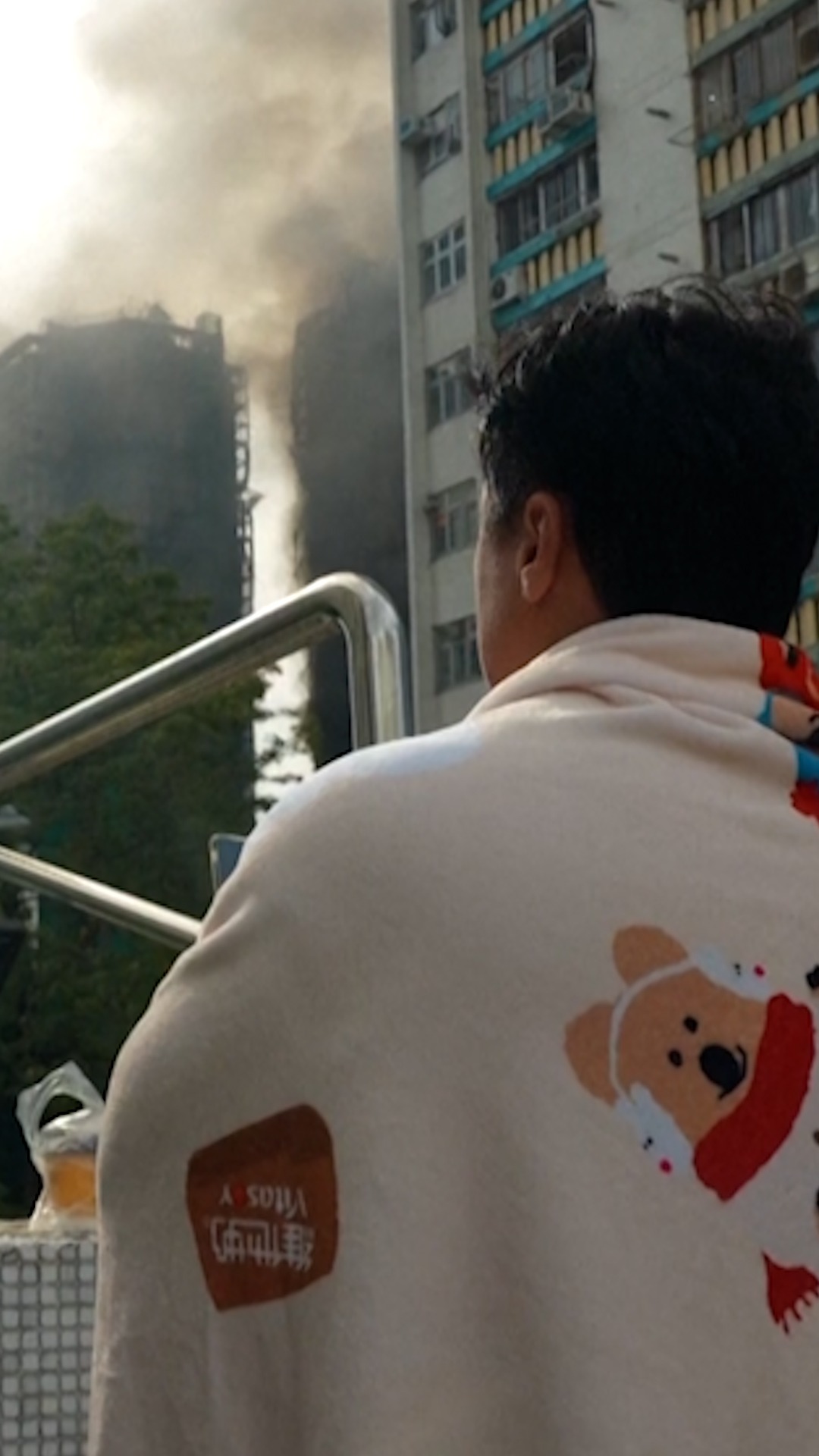 Los equipos de emergencias buscan a centenas de desaparecidos en el incendio en Hong Kong