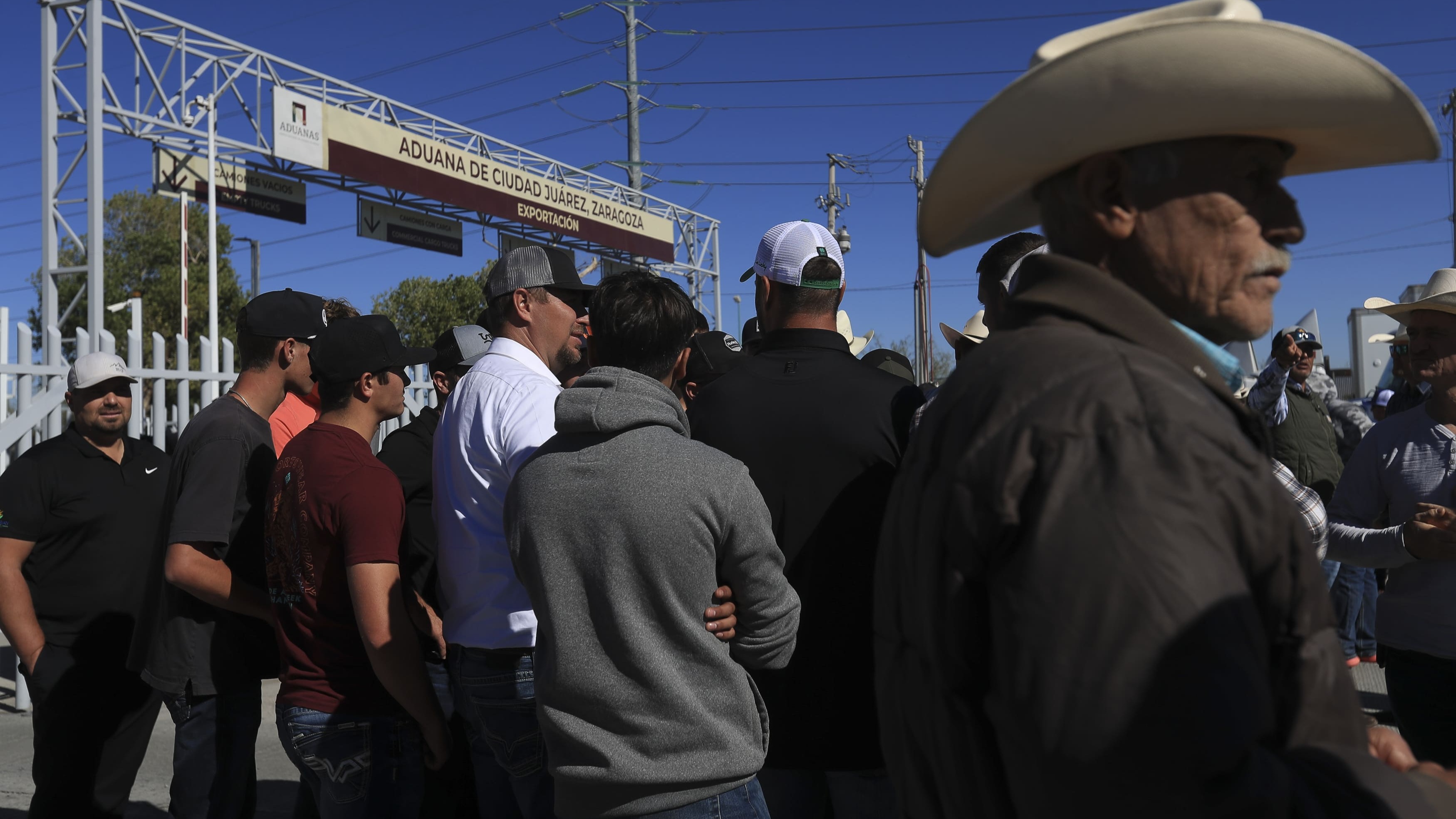 Agricultores relizan bloqueos en aduanas del norte de México