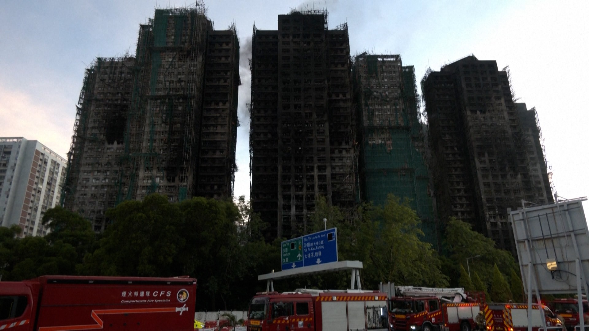 Los equipos de emergencias rastrean el bloque incendiado en Hong Kong en busca de supervivientes