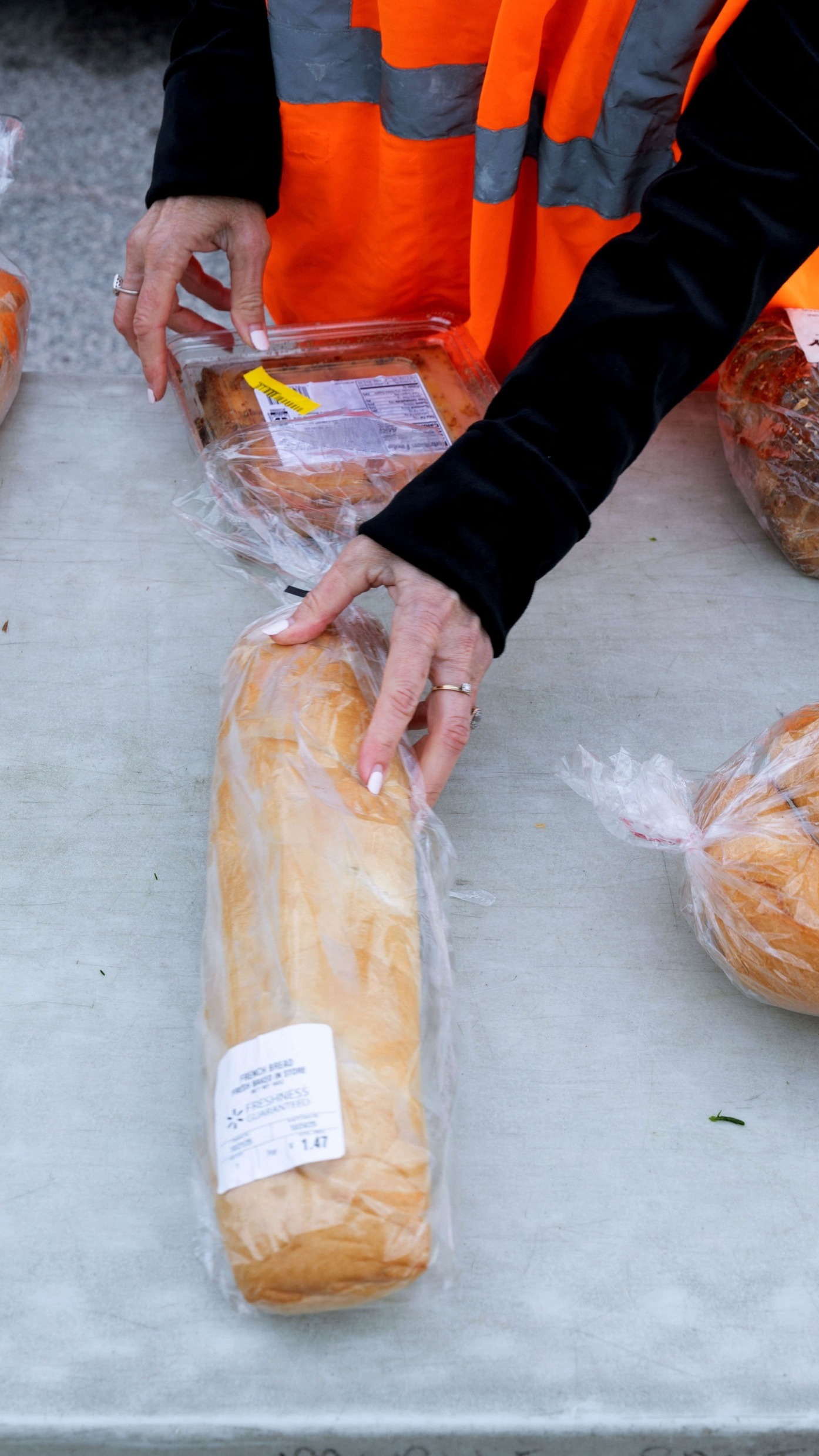 Largas filas en los bancos alimentarios del Bronx