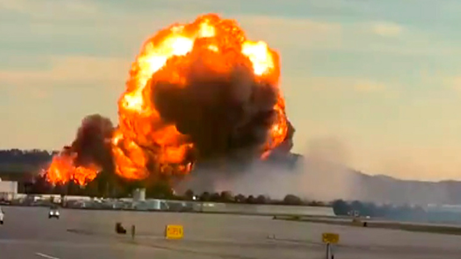 Las cámaras captan el momento de la colisión de un avión de carga en el aeropuerto de Louisville
